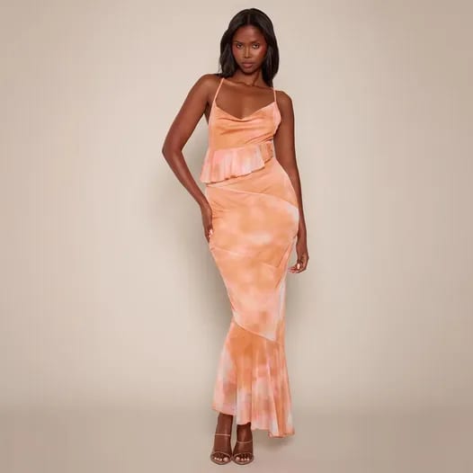 Een productpagina: een oranje tie-dye maxi-jurk