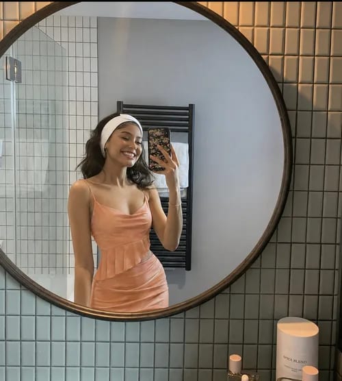 Dezelfde shopper in de jurk
